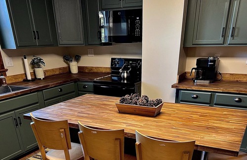 White Cabina | Pet Friendly Cozy Cabin Close to Slopes
