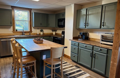 White Cabina | Pet Friendly Cozy Cabin Close to Slopes