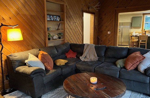 White Cabina | Pet Friendly Cozy Cabin Close to Slopes