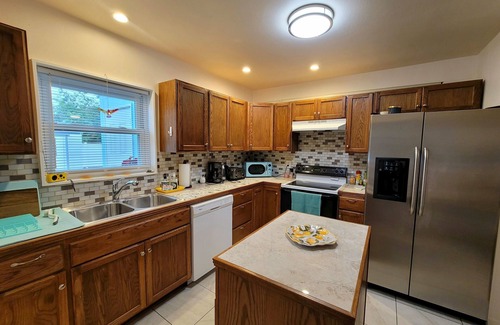Gulf Gate Estates Casa | Pet Friendly Cozy Cottage Only 4 Miles From Siesta Key Beach!