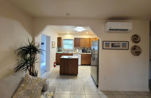 Gulf Gate Estates Casa | Pet Friendly Cozy Cottage Only 4 Miles From Siesta Key Beach!