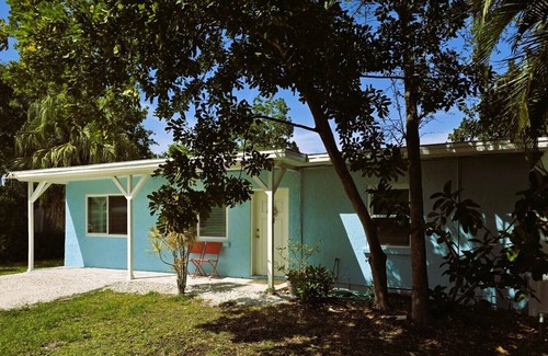 Gulf Gate Estates Casa | Pet Friendly Cozy Cottage Only 4 Miles From Siesta Key Beach!