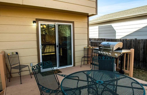 Northeast Colorado Springs Casa | PET FRIENDLY: COZY GETAWAY, CENTRALLY LOCATED