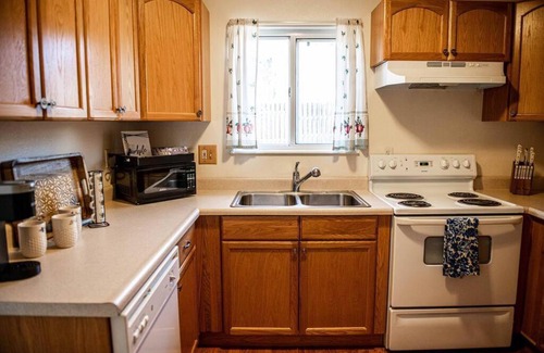 Northeast Colorado Springs Casa | PET FRIENDLY: COZY GETAWAY, CENTRALLY LOCATED