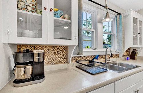 Clinton Cabaña | Pet Friendly Cute Cottage - Walk to PC/Downtown