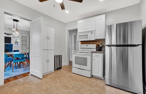 Clinton Cabaña | Pet Friendly Cute Cottage - Walk to PC/Downtown