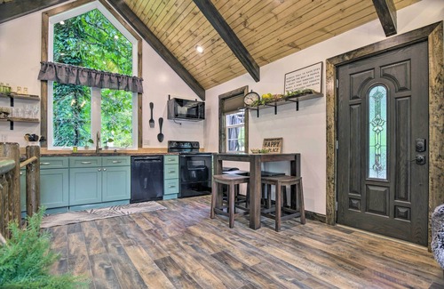 Delta Cabina | Pet-Friendly Delta Cabin w/ Private Hot Tub!