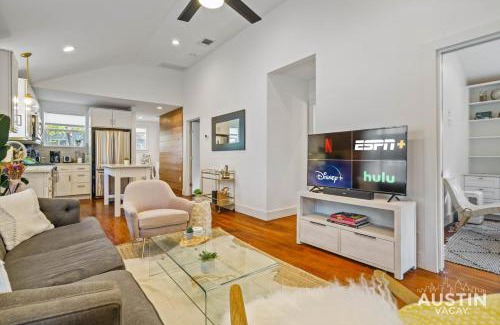 East Cesar Chavez Casa | Pet Friendly East Cesar Chavez Home Near Downtown