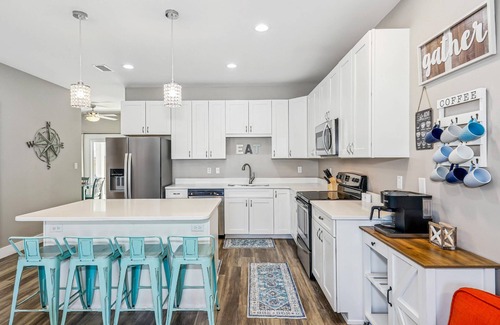 East Hill Casa | Pet Friendly East Hill New Build - Walk to Graffiti Bridge - Close to Downtown and Pensacola Beach