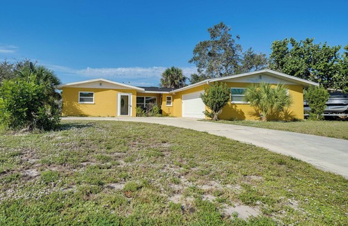 Englewood South Cabaña | Pet-friendly Englewood Home - 4 Mi to Beach!