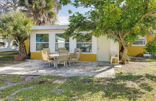 Englewood South Cabaña | Pet-friendly Englewood Home - 4 Mi to Beach!