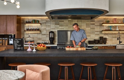 River North Art District Apartamento | Pet Friendly + Executive Studio | 4K Projector