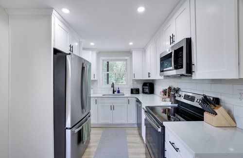 East Stroudsburg Casa | Pet-Friendly Family Retreat, 4BR, Hot Tub, GameRoom