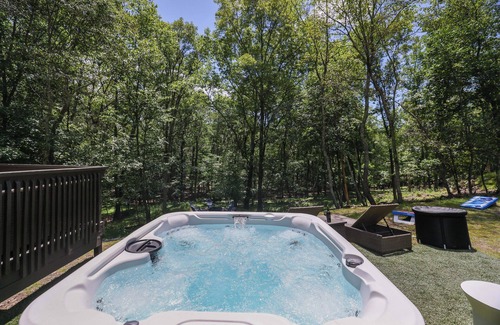 East Stroudsburg Casa | Pet-Friendly Family Retreat, 4BR, Hot Tub, GameRoom