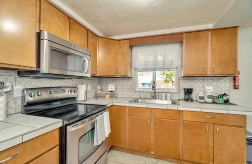 Embassy Hills Casa | Pet-Friendly, Family Home by Weekie Wachee Springs