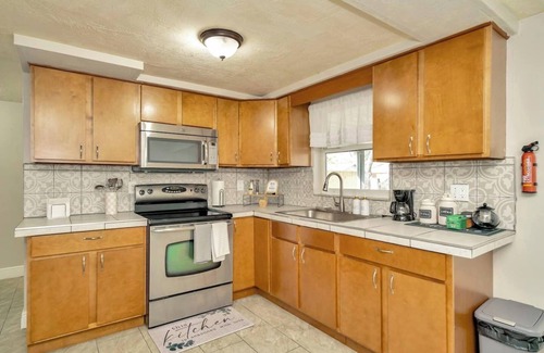 Embassy Hills Casa | Pet-Friendly, Family Home by Weekie Wachee Springs