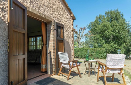 Roccastrada Villa | Finca Flores con vistas a la montaña, piscina compartida y Wi-Fi; mascotas permitidas