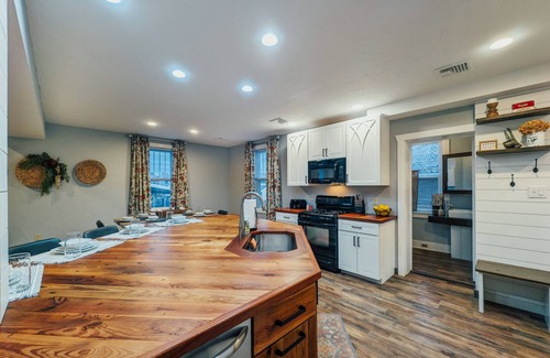 Annville Casa | Pet Friendly! Firepit & Gameroom- Walk To Restaurants, 15 Mins To Hershey Park!