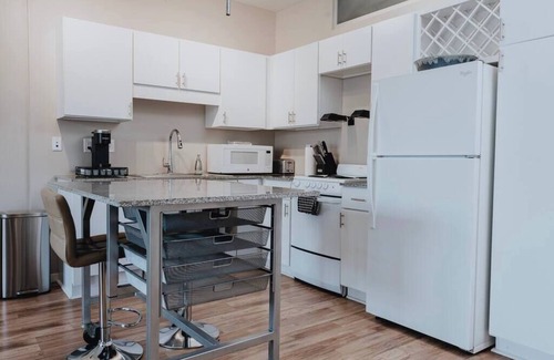 DeBaliviere Place Apartamento | Pet-Friendly Forest Park Studio w/ Pool & WFH Desk