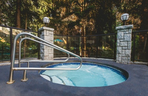 Village North Apartamento | Escape de Whistler que admite mascotas | Servicio de traslado gratuito a las pistas de esquí + acceso a la bañera de hidromasaje