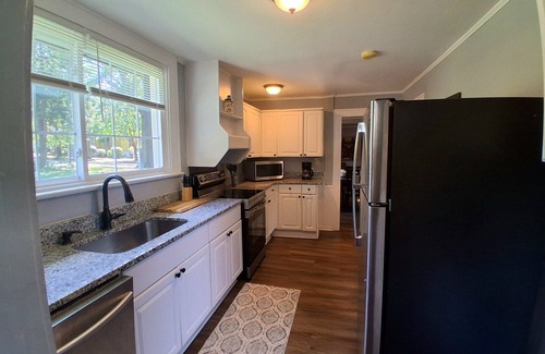 Greenville Casa | Pet-Friendly Furnished 4BR/2B Historic Greenville Bungalow w/Fenced Yard & Deck