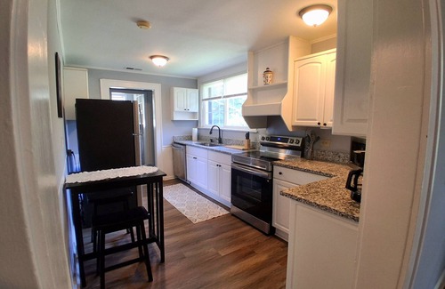 Greenville Casa | Pet-Friendly Furnished 4BR/2B Historic Greenville Bungalow w/Fenced Yard & Deck