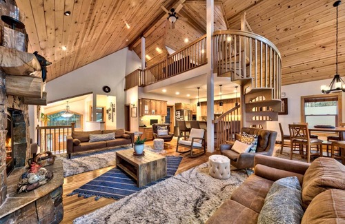 Pioneer Trail Cabina | Pet Friendly, Games, 3 Living Areas, Near Heavenly and Trails, 8 Guests+Kids 5 Yrs Old and Younger
