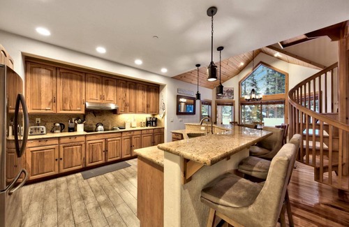 Pioneer Trail Cabina | Pet Friendly, Games, 3 Living Areas, Near Heavenly and Trails, 8 Guests+Kids 5 Yrs Old and Younger