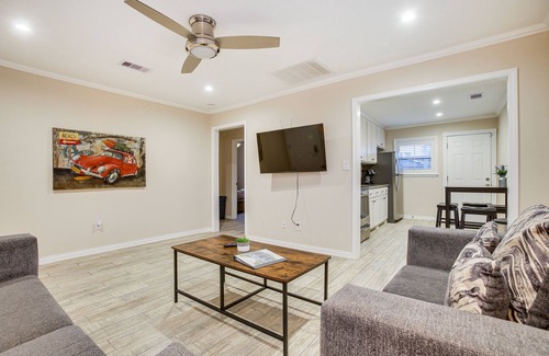 Galveston Cabaña | Pet-Friendly Galveston Cottage < 1 Mi to Beach!