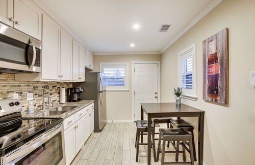 Galveston Cabaña | Pet-Friendly Galveston Cottage < 1 Mi to Beach!