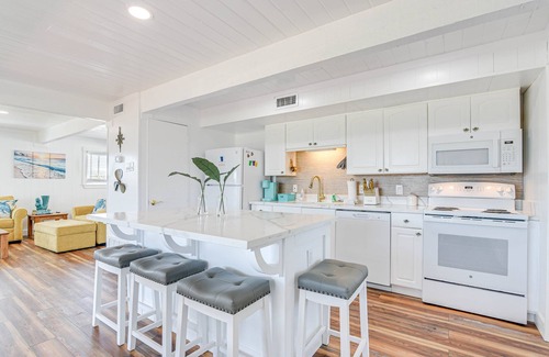 Galveston Casa | Pet-Friendly Galveston Home: Walk to Beaches!