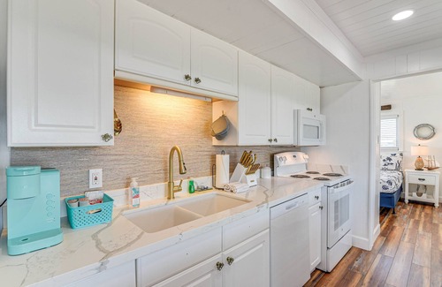 Galveston Casa | Pet-Friendly Galveston Home: Walk to Beaches!