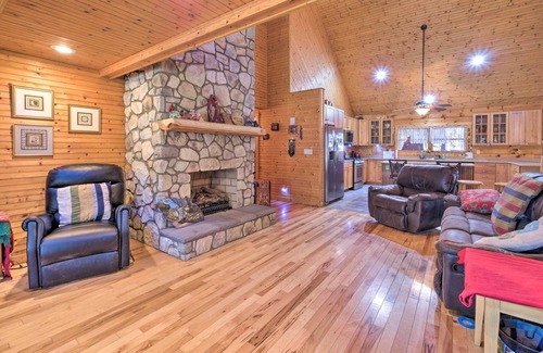 Luray Cabina | Pet Friendly Garnerland Home w/ Deck & Porch!
