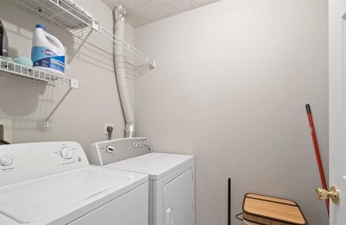 Frederick Condominio | Pet Friendly Getaway w/Disney+ Mins To DT Sleeps 5