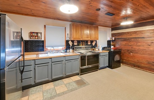 Como Casa | Pet-Friendly Gleason Home w/ Hot Tub & Fire Pit!