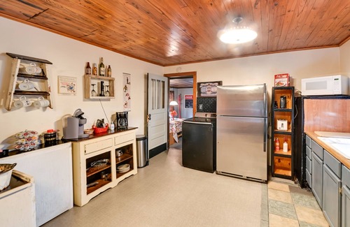 Como Casa | Pet-Friendly Gleason Home w/ Hot Tub & Fire Pit!