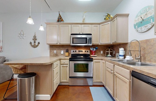 Corpus Christi Condominio | Pet Friendly, Golf Cart Accessible, Shared Heated Pool