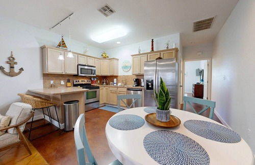 Corpus Christi Condominio | Pet Friendly, Golf Cart Accessible, Shared Heated Pool