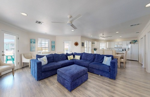 Sand Point Casa | Pet Friendly, Golf Cart Included, Walk to the Beach, Shared Pool