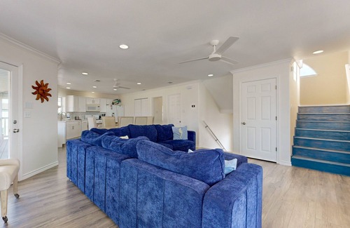 Sand Point Casa | Pet Friendly, Golf Cart Included, Walk to the Beach, Shared Pool