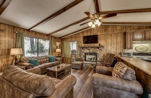 Groveland Casa | Pet Friendly Grizzly Blair Lodge Cabin