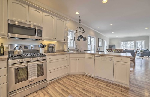 Harbor Springs Casa | Pet-Friendly Harbor Springs Home: Hot Tub + Pool!