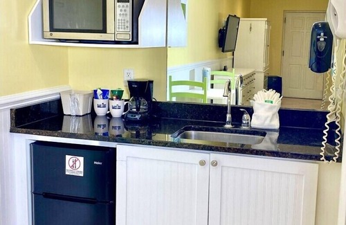Atlantic Beach Hotel | Pet-friendly - Hidden Gem - 3 blocks to Beach! Unit 104
