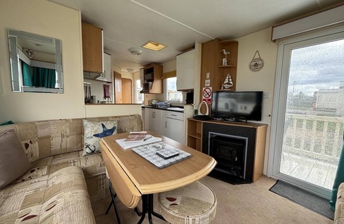 Chapel Saint Leonards Cabina | Pet friendly holiday home on Golden Palm, Skegness