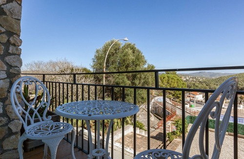 Can Trabal Casa | Casa de vacaciones "Masia Alt" con vistas a la montaña, piscina, Wi-Fi, jardín y terraza