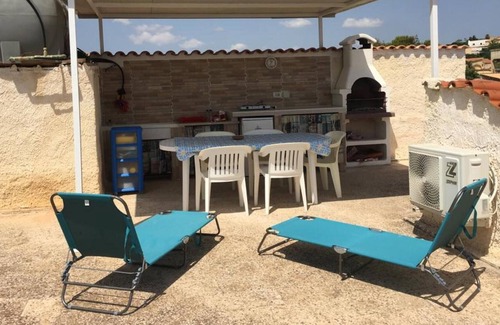 Triscina Casa | Casa de vacaciones 'Villa Lucia' que admite mascotas, con vistas al mar y jardín