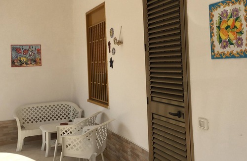 Triscina Casa | Casa de vacaciones 'Villa Lucia' que admite mascotas, con vistas al mar y jardín