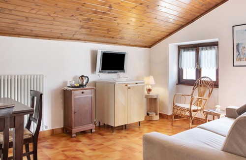 Teglio Casa | Casa de vacaciones que admite mascotas Casa Plácida con vistas a la montaña y jardín