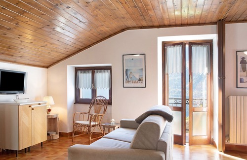 Teglio Casa | Casa de vacaciones que admite mascotas Casa Plácida con vistas a la montaña y jardín