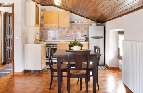 Teglio Casa | Casa de vacaciones que admite mascotas Casa Plácida con vistas a la montaña y jardín